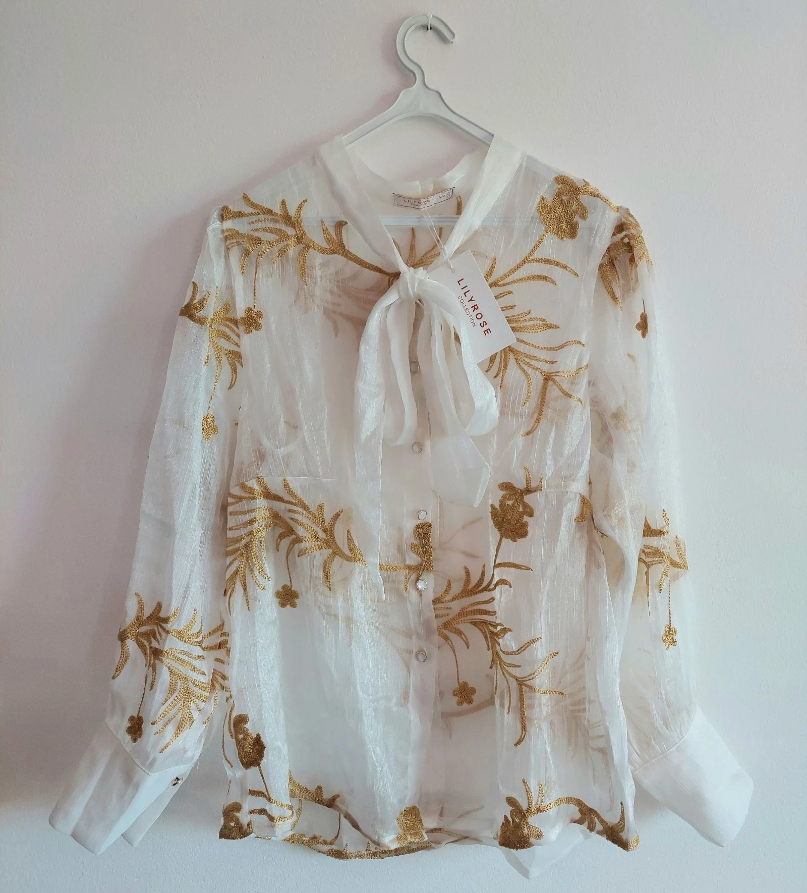 Deslumbrante Blusa Lily Rose Branca e Dourada com Pérolas – photo 2